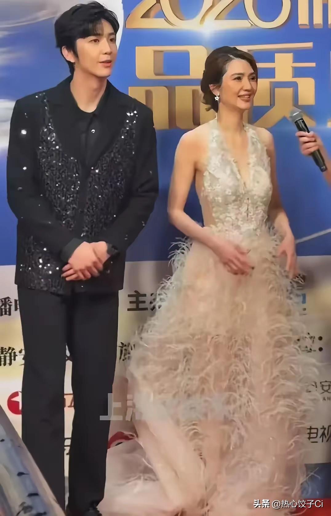 54岁洪欣与25岁儿子张镐濂红毯亮相，根本不像母子，像姐弟不为过。佩服！50几了