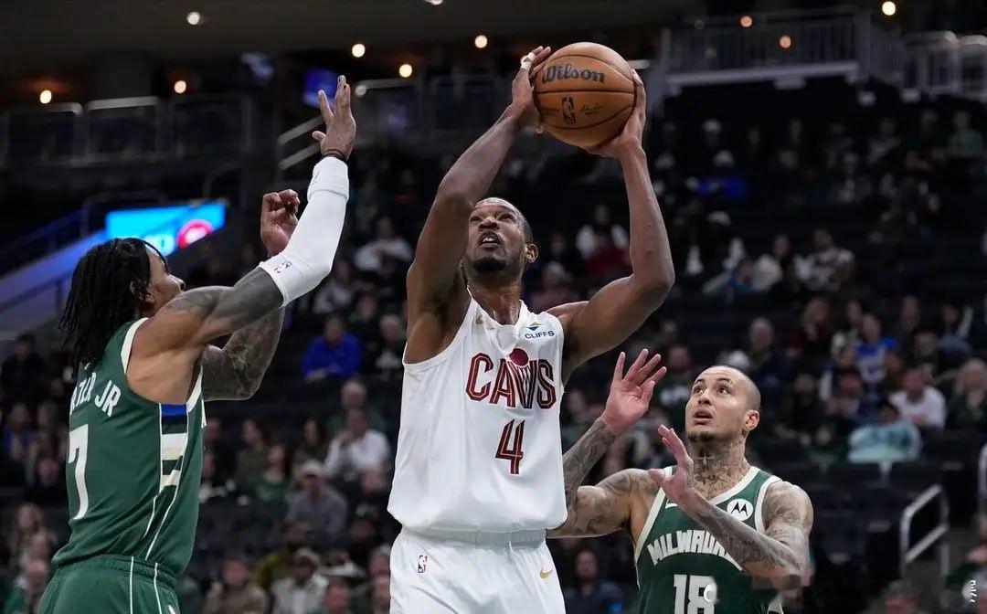 尽管雄鹿方面字母哥缺阵，但骑士这边米切尔也cos了一把登哥的“写轮眼”形态，左边