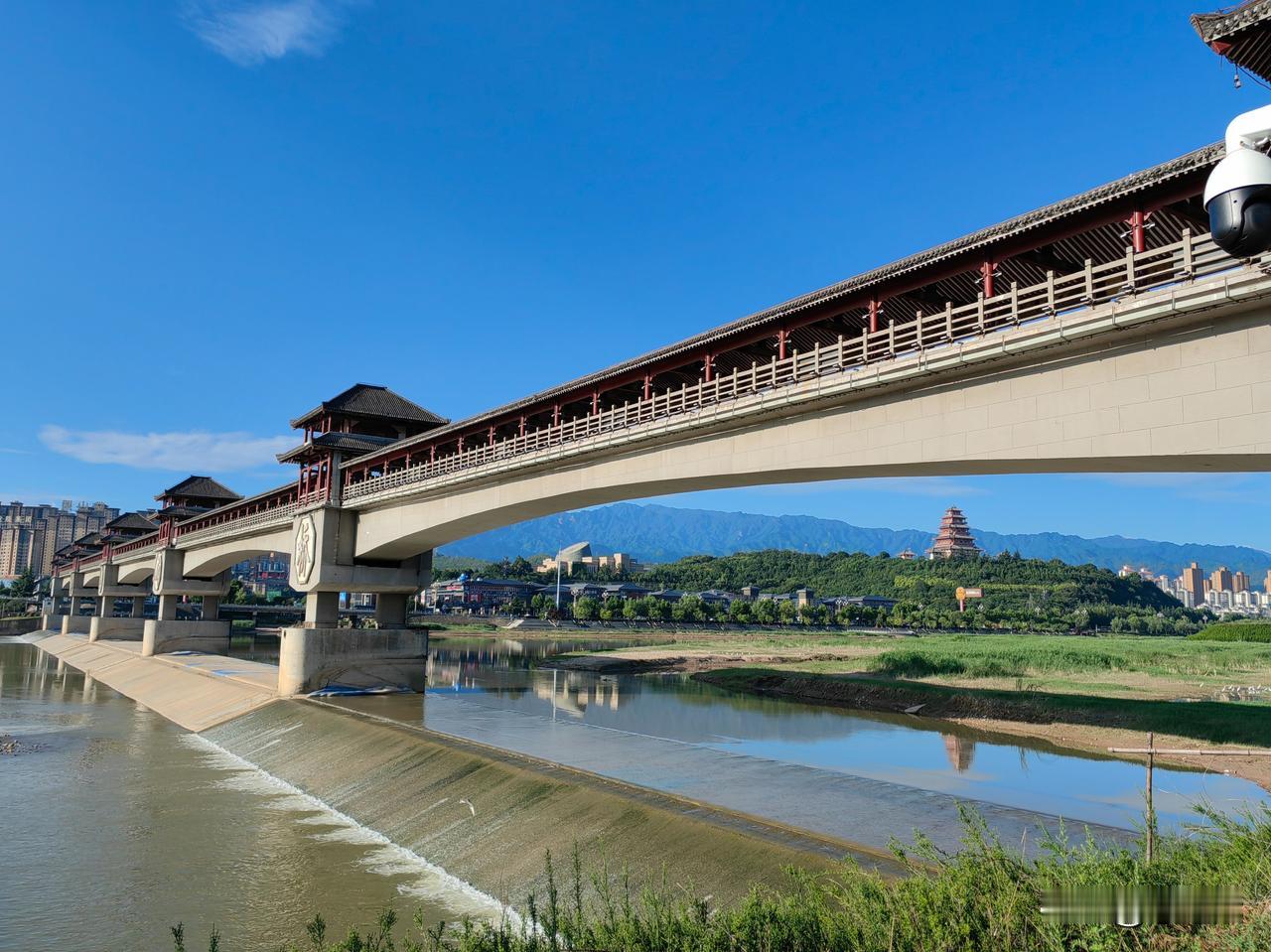 宝鸡渭河上的廊桥，以前叫东岭廊桥，现在改名叫石鼓廊桥。桥本身挺好看的，六百多米长