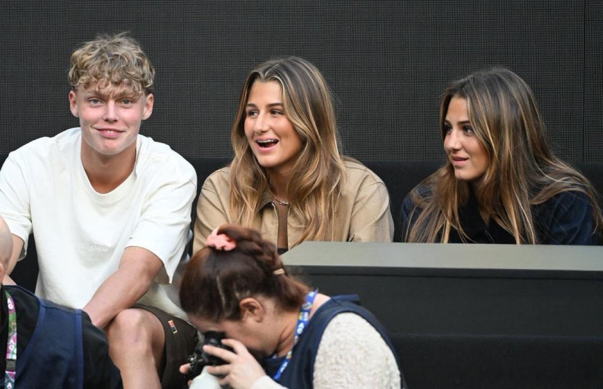 巨星的下一代在罗德拉沃相聚克鲁兹·休伊特🇦🇺与米拉和夏琳·费德勒🇨🇭在罗