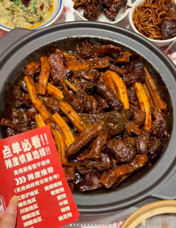 洛天依辣成这样了  谁还没吃过武汉的姚克黑鸭煲，真是一口入魂，辣到口水眼泪一起流