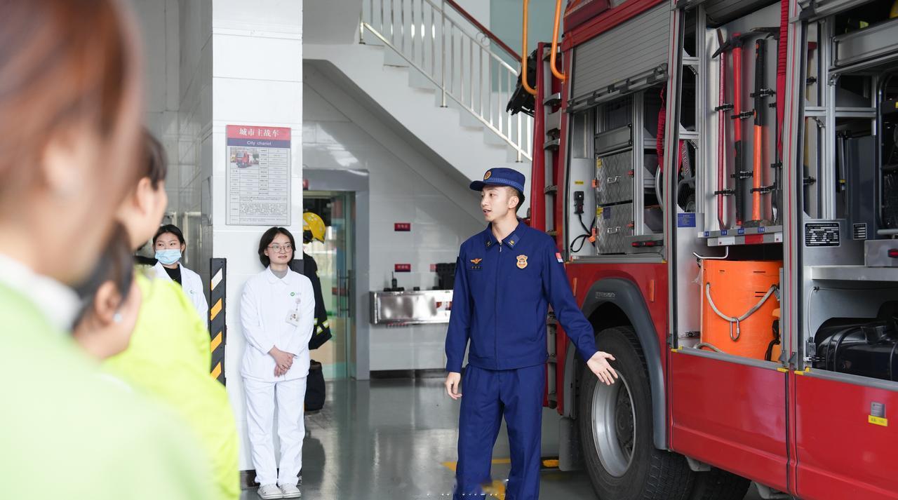 【蓝白守护安全同行】 为筑牢全民安全防线，营造 “全民消防、生命至上 —— 安全