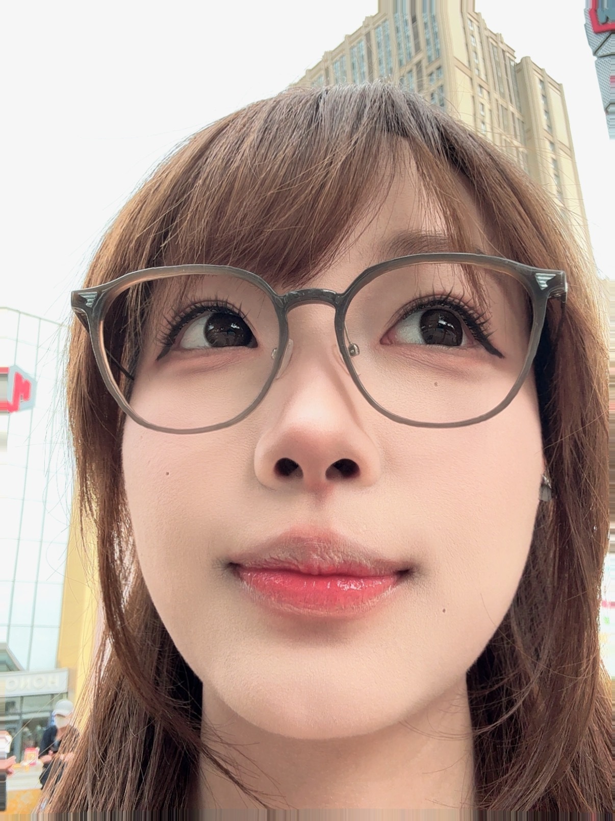 正面无法看到耳朵之人…