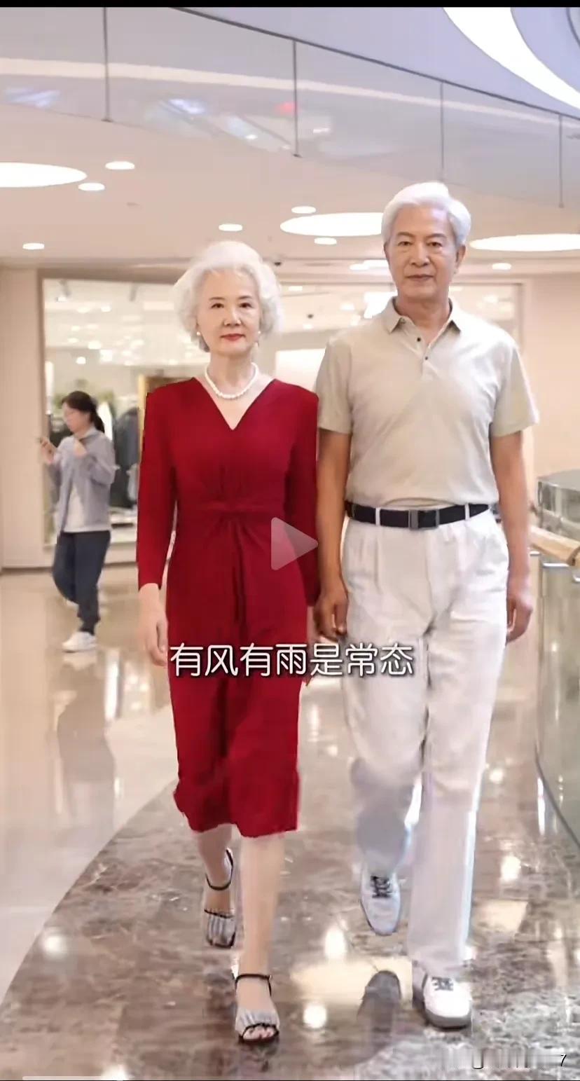 这两位老人身材匀称仿佛年轻人，可见保养可以逆龄，健身也是必须的，没有坚强的毅力是