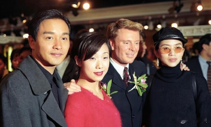 老照片赏析：在某年的一场大型晚会上，有张国荣、林忆莲、梅艳芳等四人的合影。
站在