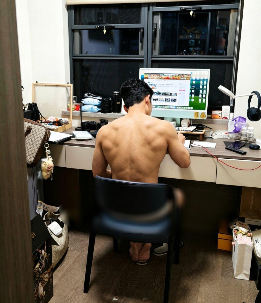 你们嫂子偷拍的图，我正在努力工作中