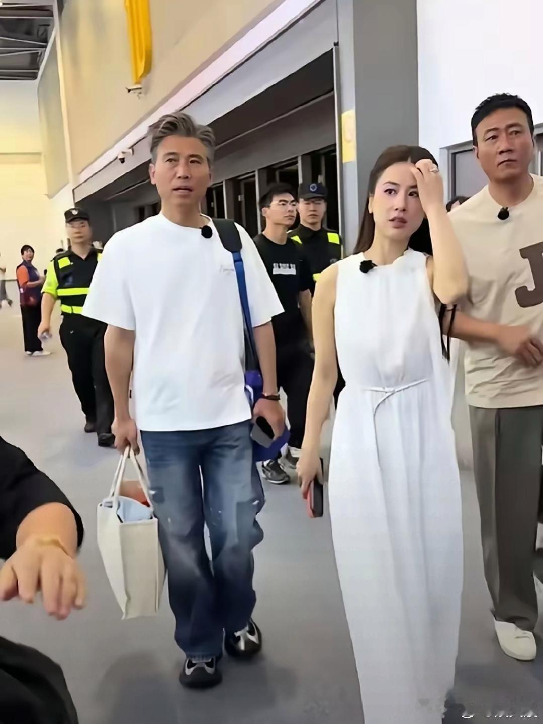 没想到这是黄圣依，气质样貌变化很明显，和印象里的模样大不相同。 