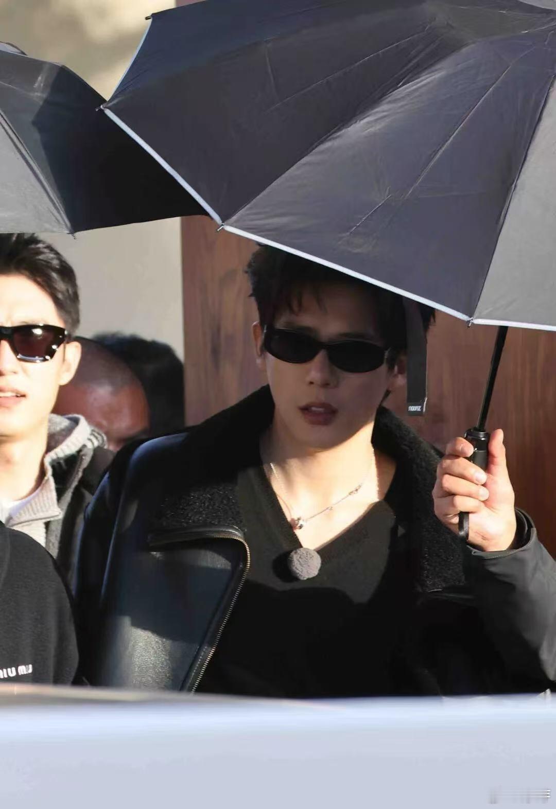 看王安宇走秀没有不笑的义务现在就出发 王安宇这场走秀，简直是完美的笑点搭配！一秒