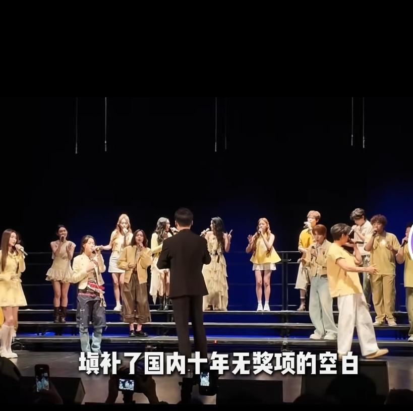 台湾妹夺冠高举五星旗，那抹中国红刻在骨子里


请记住这个瞬间吧：不是在中国的鸟