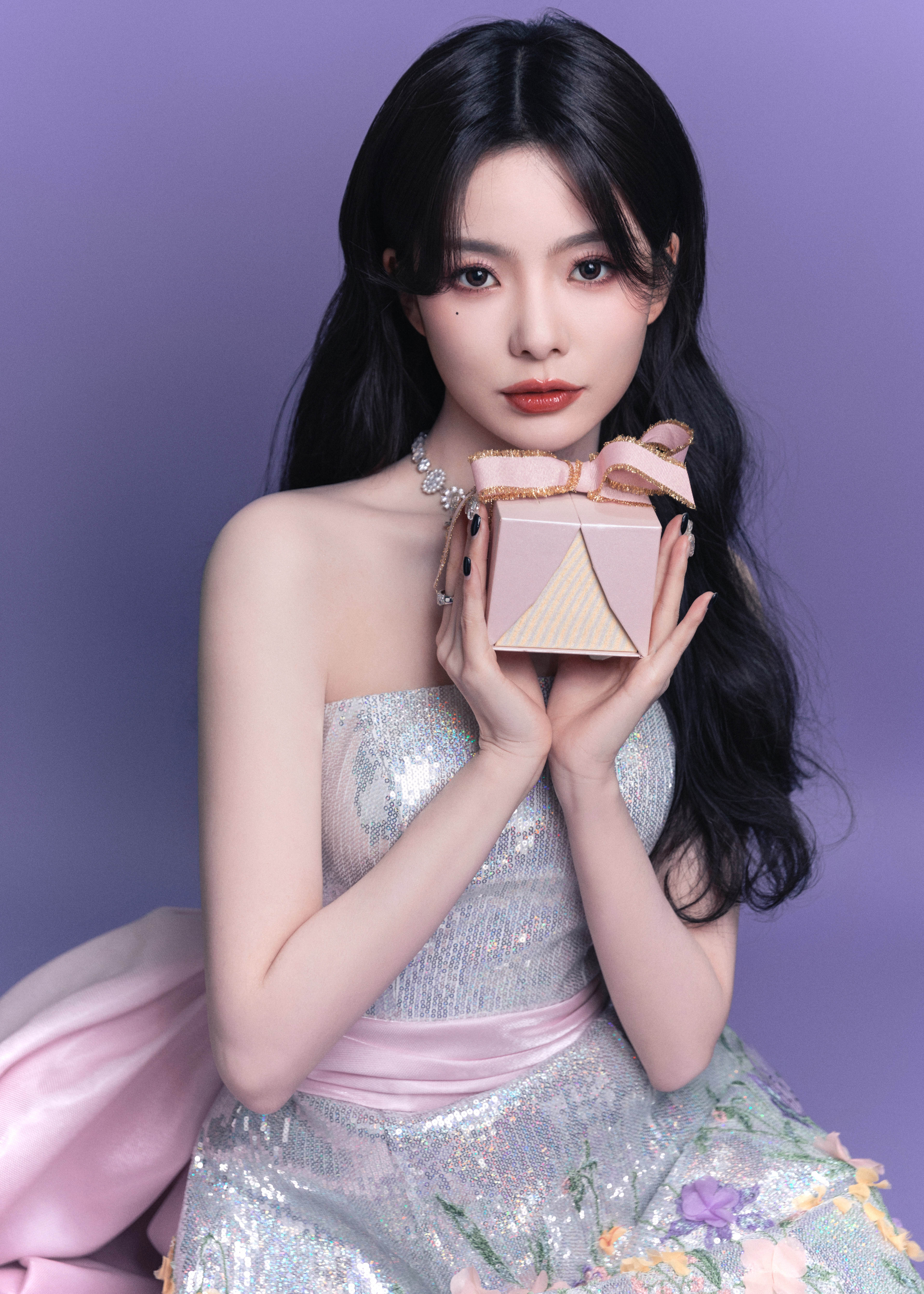 陈卓璇  缎带蝴蝶结搭配银闪礼裙，刺绣花朵点缀裙摆。#陈卓璇[超话]# ​​​
