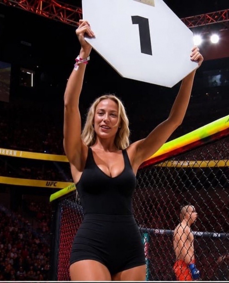 NBA 身材曼妙！WNBA美女球员索菲·坎宁安在UFC赛前扮演举牌小姐 