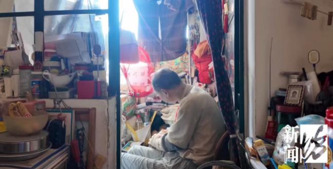 上海60岁 “闭关男” ，不上厕所，屎尿全塞塑料袋！整栋楼臭到窒息，邻居 20 