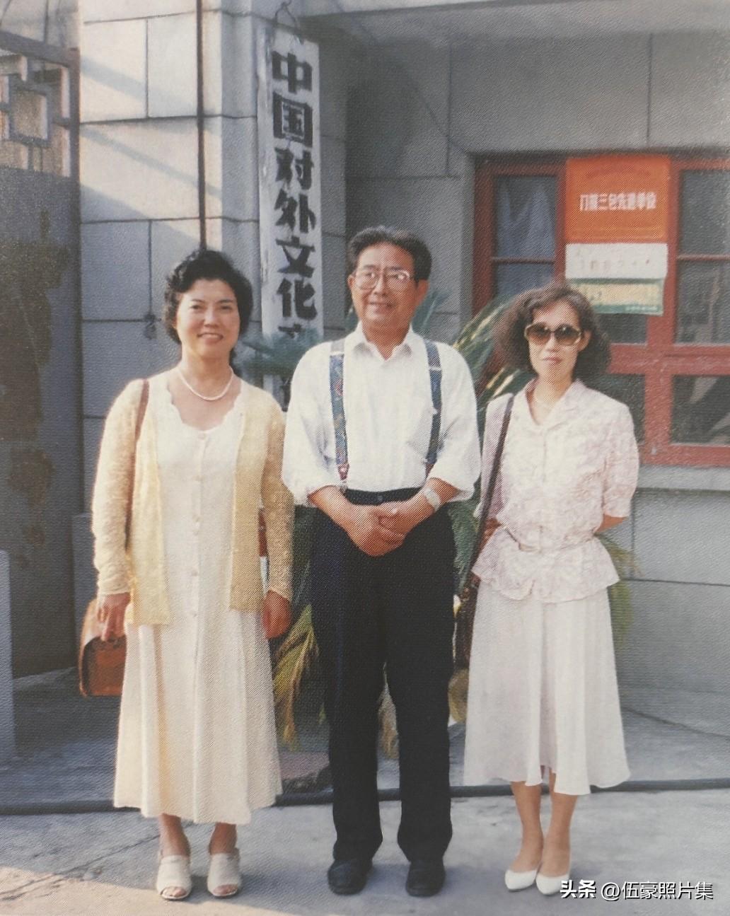 1990年6月8日，曹谷溪与作家出版社总编辑侯秀芬、林达在北京合影，三位与作家路