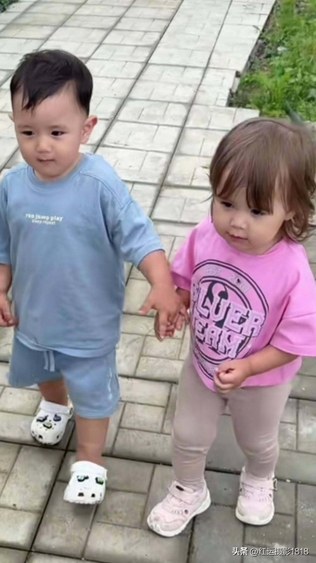 小缇安和索菲亚妹妹终于见面了，两个宝贝是同一天出生，像双胞胎一样，真可爱。
缇安
