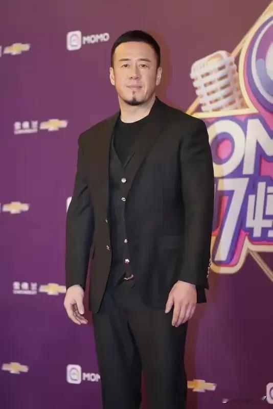 杨坤一首扔泥巴大火，甚至和刀郎的评论有一拼，这个杨坤，扔泥巴被全网演绎笑声一片，