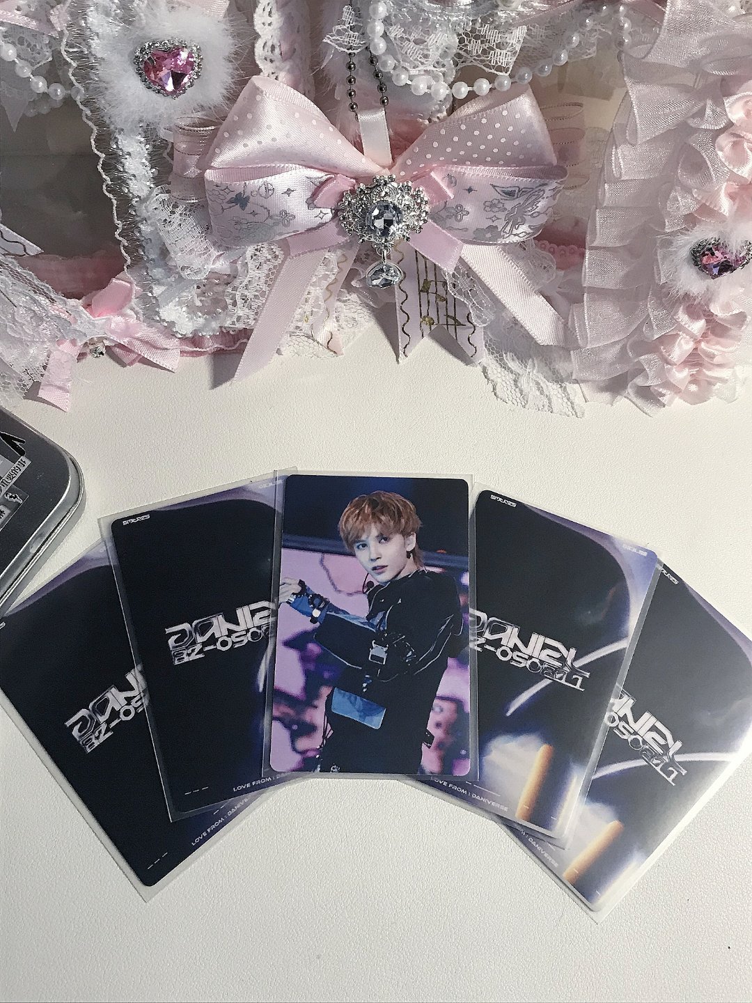 太幸运了抽中老师的物料每张小卡都被我拍下来了因为是老师没有发过的图，还有一张闭眼