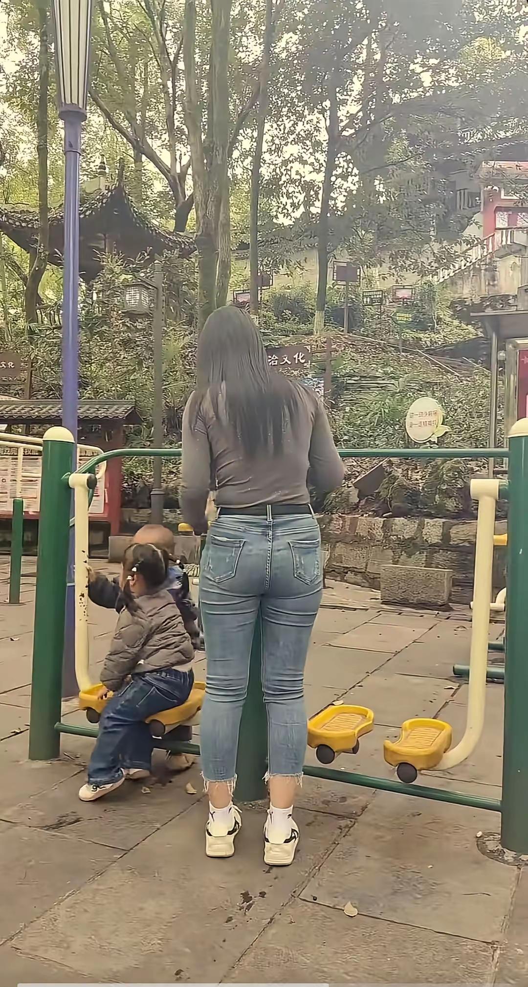 周末小姨在公园遛娃，这场景还挺有画面感。想象一下，小姨带着娃在公园里溜达，娃活蹦