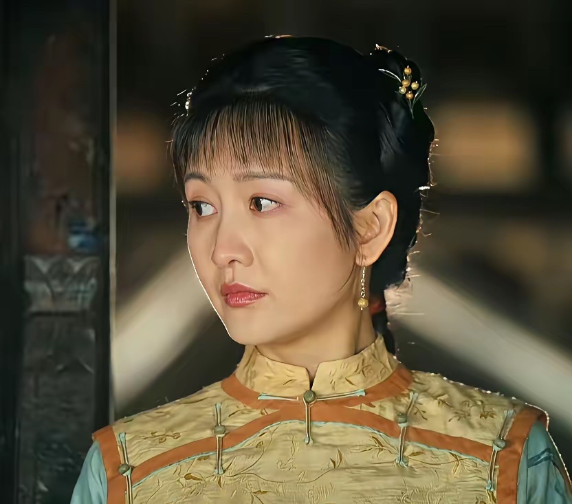 35岁之前咬着牙还能演出少女，过了35咬牙也不行她合适御姐饭年轻的时候也是。古装