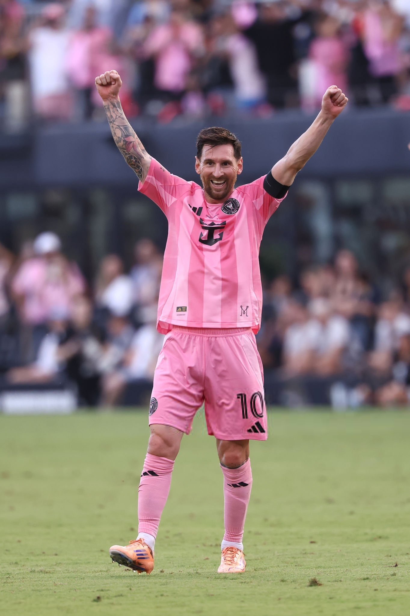 迈阿密国际首夺总冠军梅西季后赛MVP你的奖杯柜里又添了一项新荣誉。第一次赢得美国