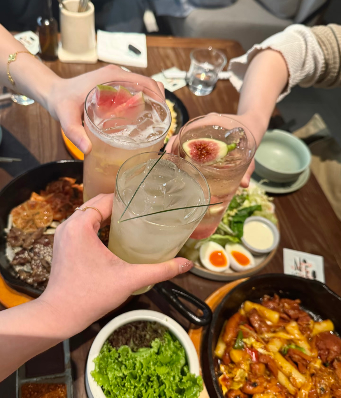 “见面文案｜👭姐妹周末聚会见面这么发”❶☆₊⁺u and me₊⁺★‘’👭去