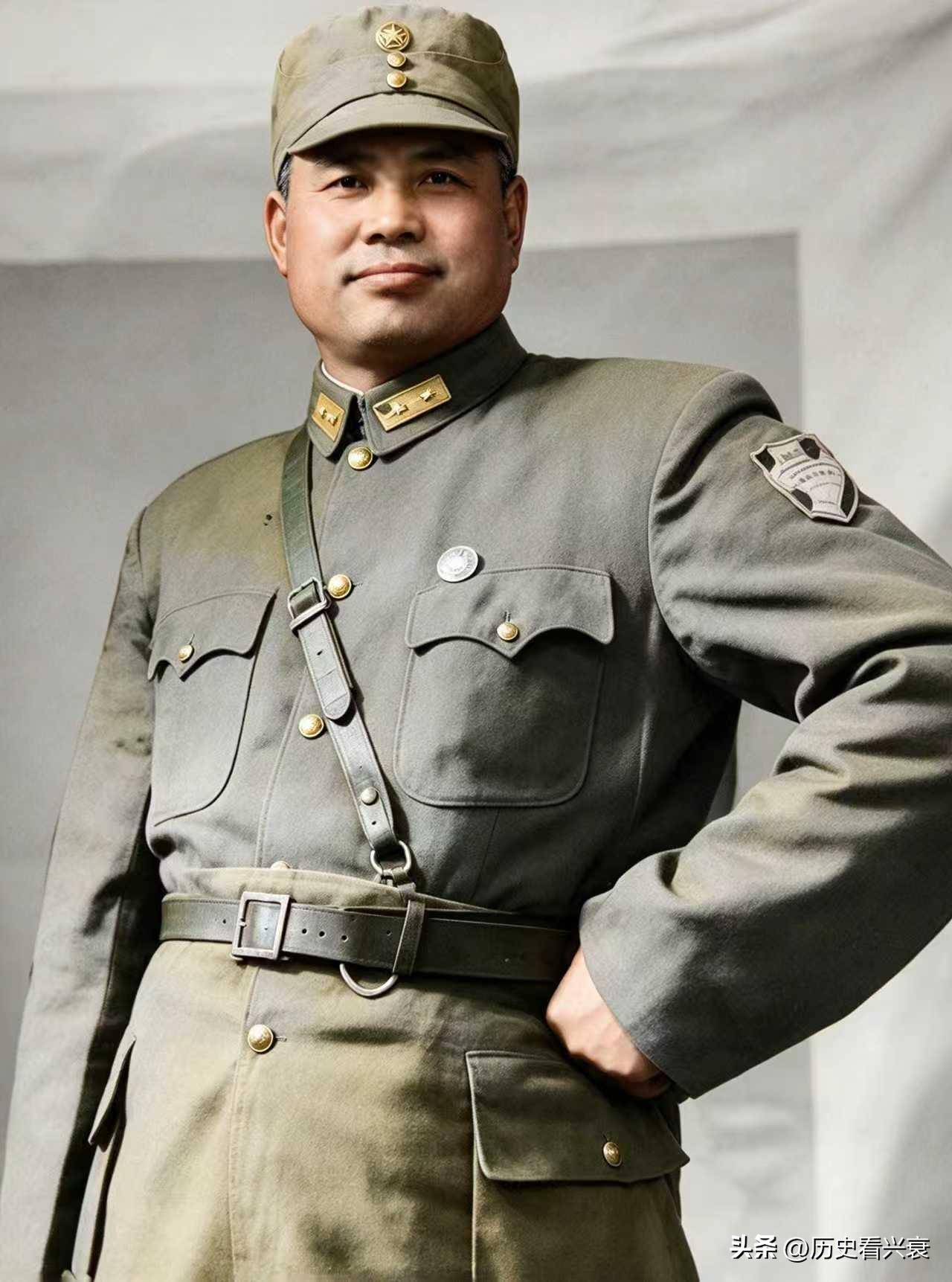 1980年，香港医院。医生解开昏迷老人的衣服，发现胸前伤痕累累。他是关麟征，75