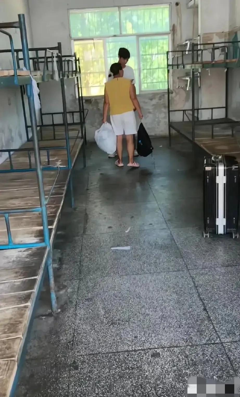 网友:
来学校看到这一幕！我感觉我不是送孩子来上学的，像是送他来坐牢的……[捂脸