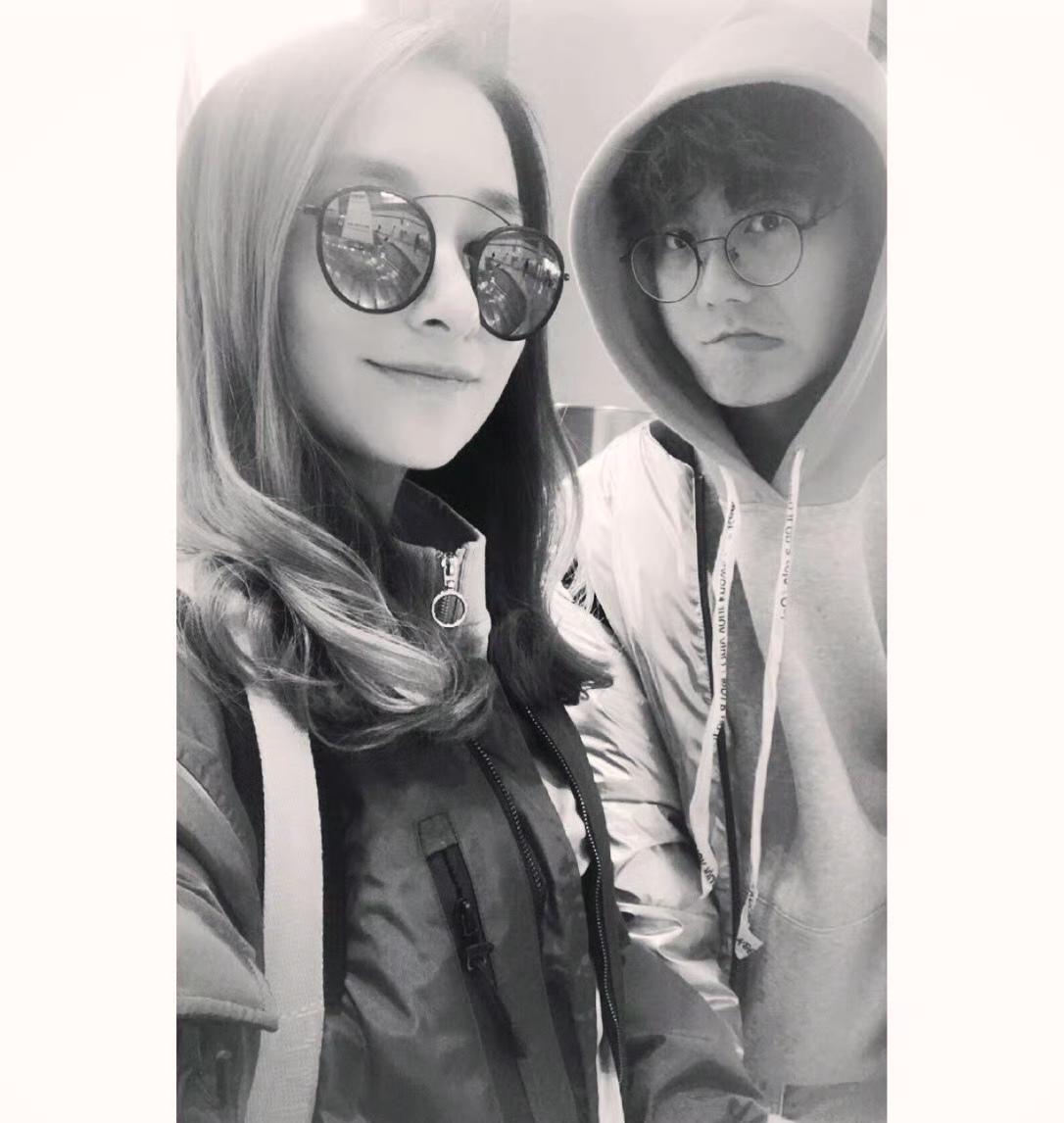 机场偶遇？
别骗人了，这俩人早就是一对了。
陆虎当年跑通告接嘘嘘下班，像极了跟班