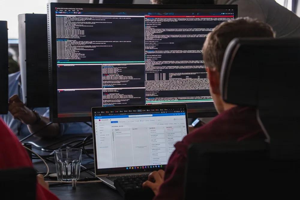 以色列，美国的网络军事化也是非常强，通过各式各样手段可以轻而易举的渗透到别国。