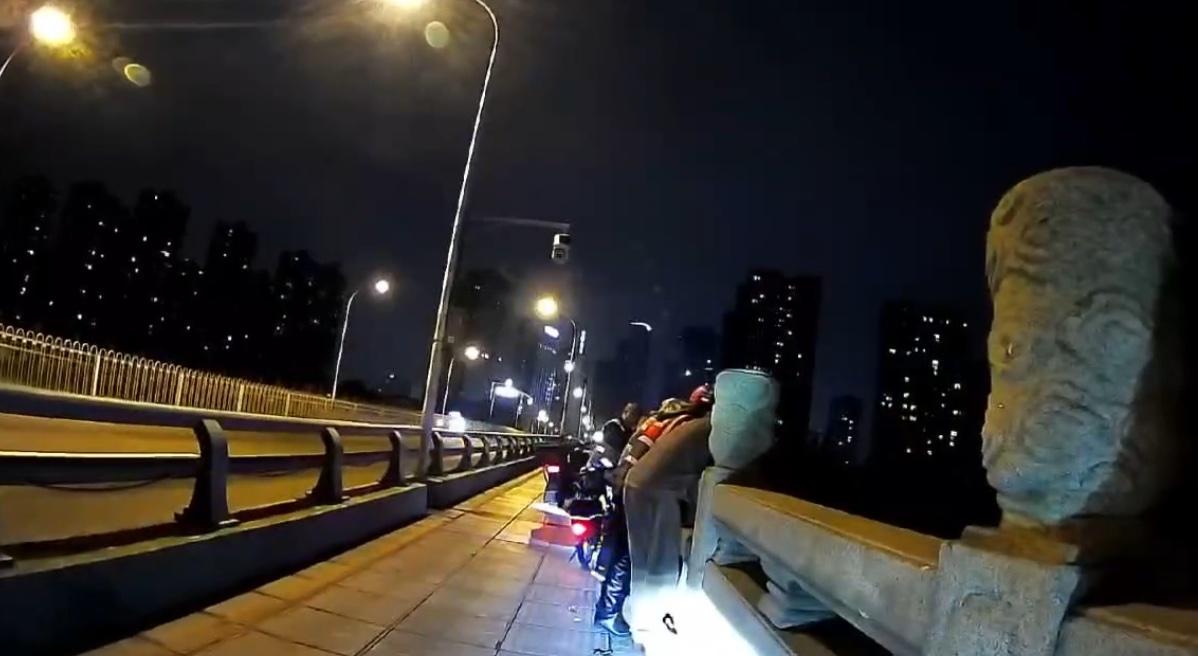 5月8日深夜，长沙浏阳河大桥上惊险一幕：一名男子情绪崩溃，翻越护栏爬上广告牌，身