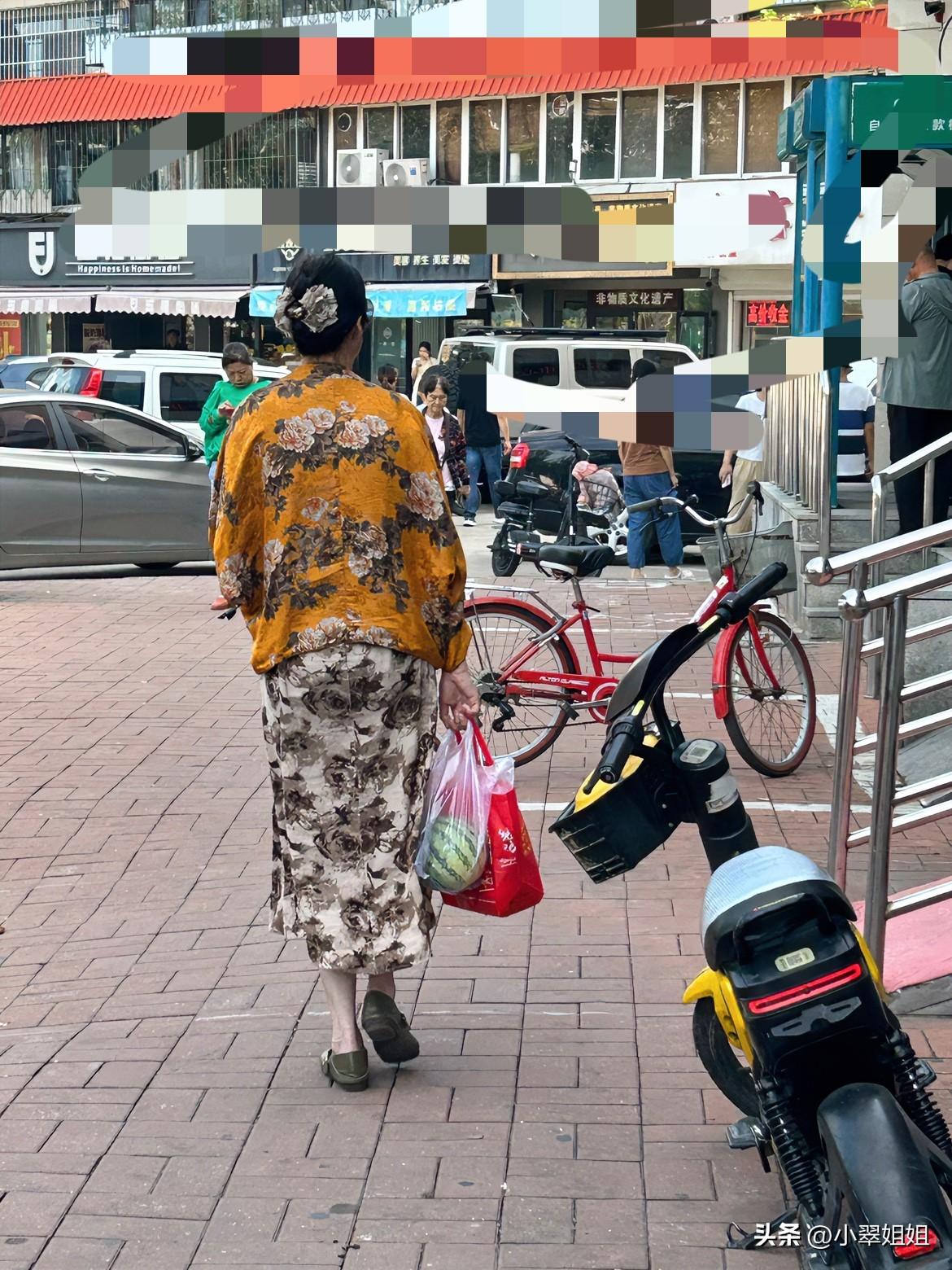 昨天在大街上，看到这个大姐的穿搭，一眼就被惊艳了！大姨穿的衣服图案浑身都是大花朵