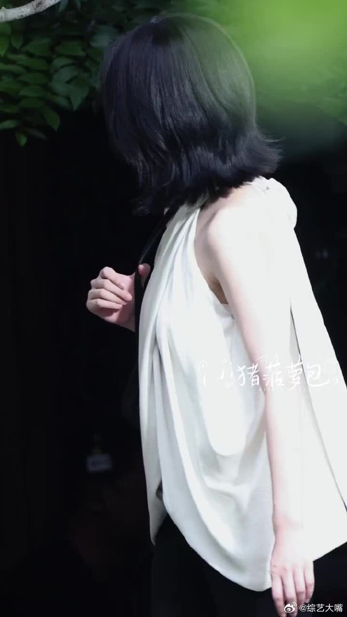 白鹿暗夜白玫瑰谁被白鹿这套白衣造型惊艳到，垂坠感长裙干净素雅，松弛清冷的神态氛围
