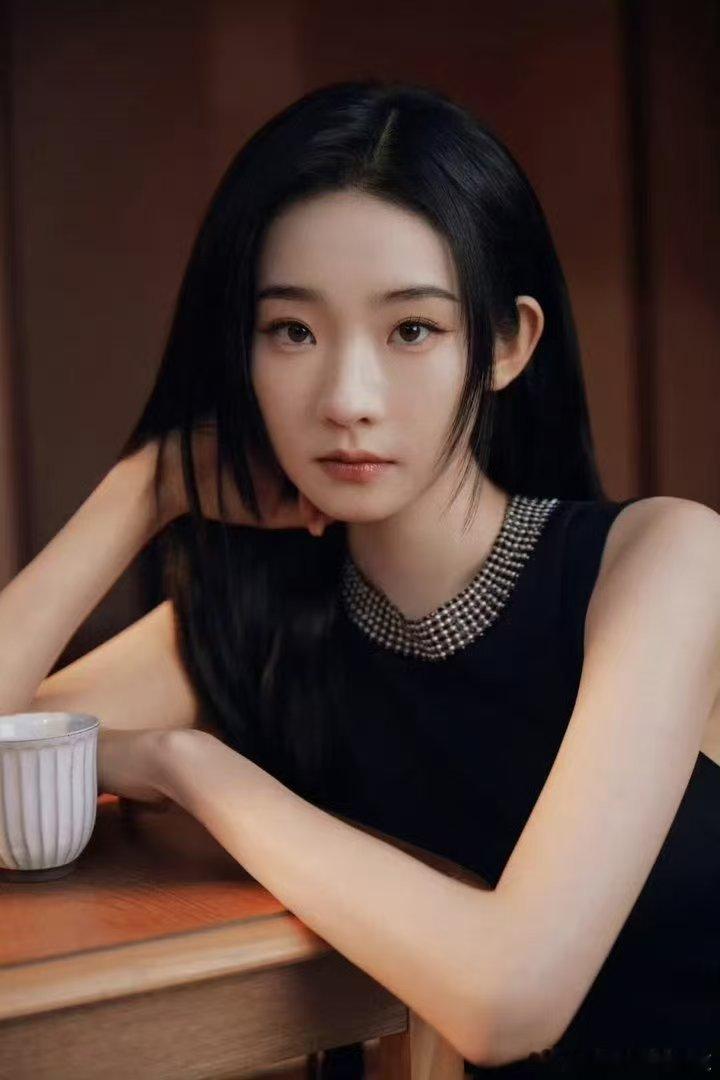 张艺凡chua地一下撞飞范丞丞这冲击力绝了！斗舞抢机位张艺凡迅猛出击，直接把范丞