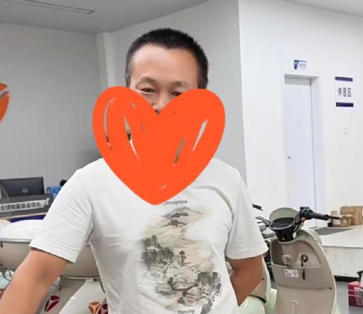 平江被烧电动车老板，网友叫他些哥，现在人财两空！目测也是40多岁，长得一般，可是