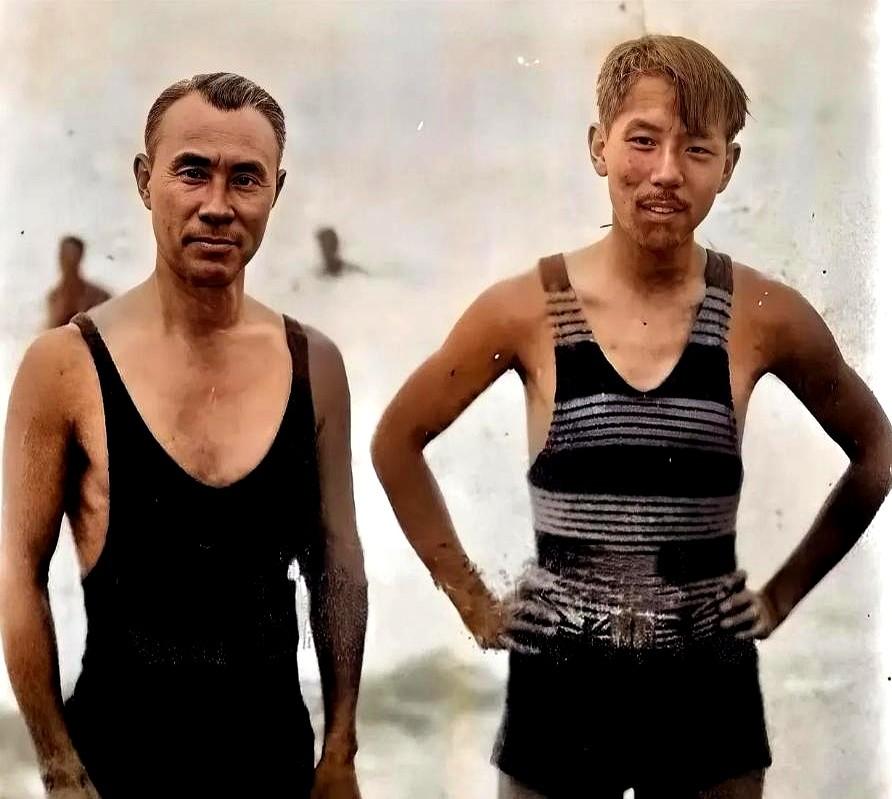 张学良年轻时的真容，绝非演员所能演绎。1930年的老照片里，29岁的他在北戴河游