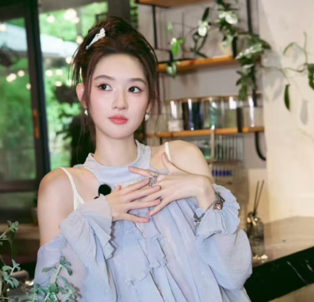 王玉雯炒菜间隙搞定了隐藏任务 王玉雯做隐藏任务的天才！边炒菜边接任务，借拍空镜吃