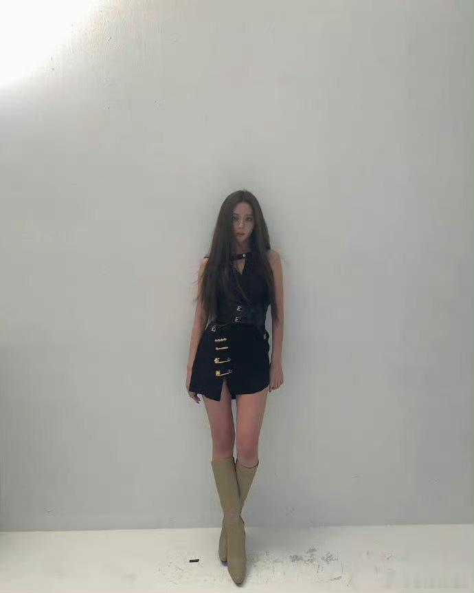 金智秀 ✨金智秀幸福指数103% “如果腿长是天赋，那么金智秀将天赋异禀”