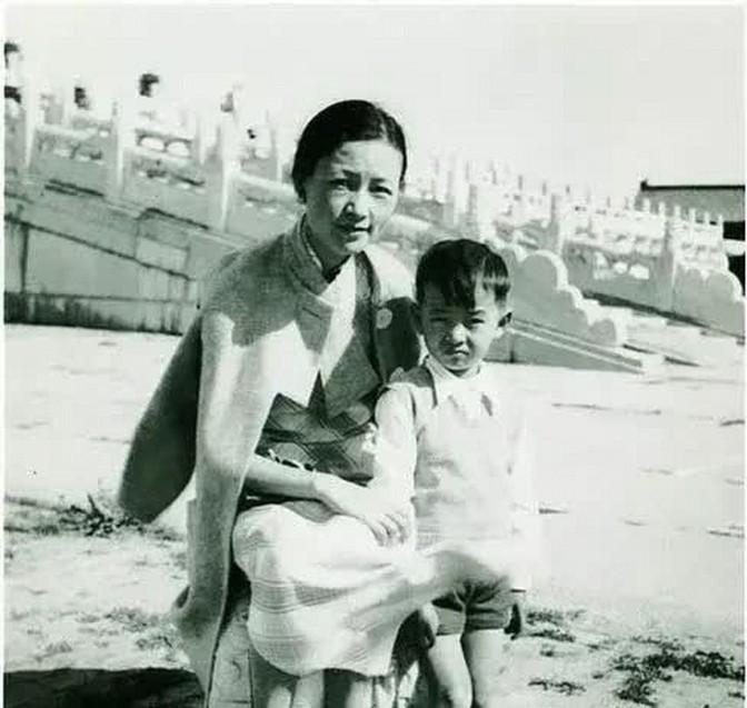 1937年，四川天空中敌机轰鸣。八岁的梁从诫抓着母亲旗袍下摆哭问：“日本人来了怎