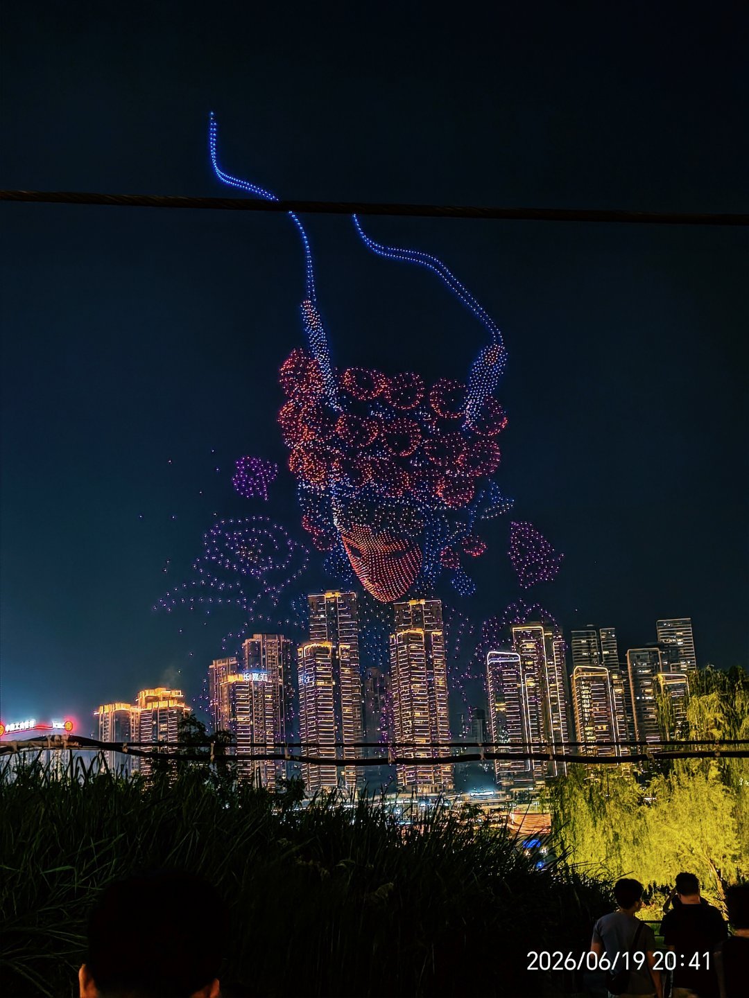 来重庆旅游或者散步的可以去一下江北的江滩公园，这里可以看两岸三景，夜晚吹吹江风，