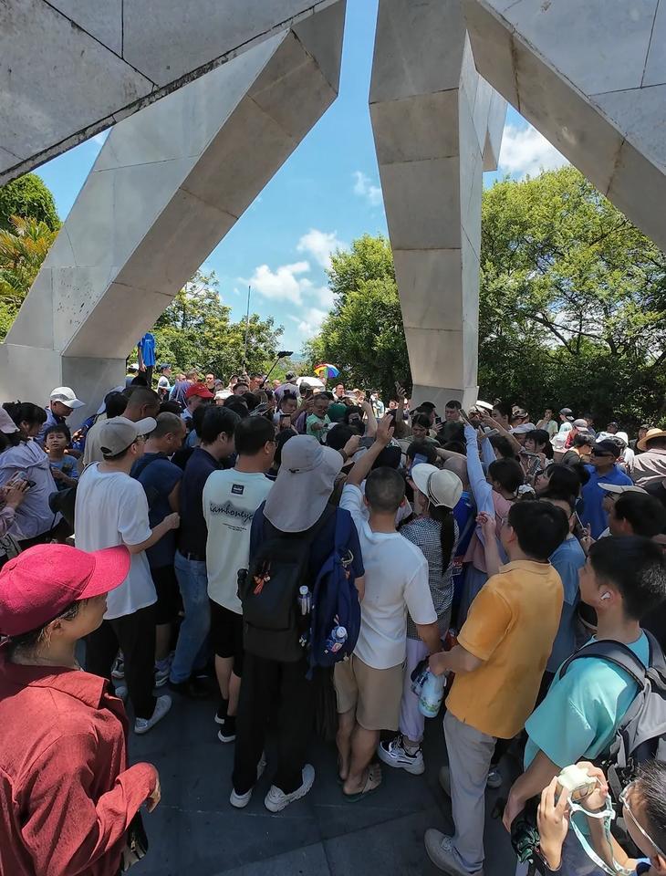 这里就是位于鸡笼山的汕头北归线标识塔，每年的夏至日，在这里都能看到立杆不见影的天