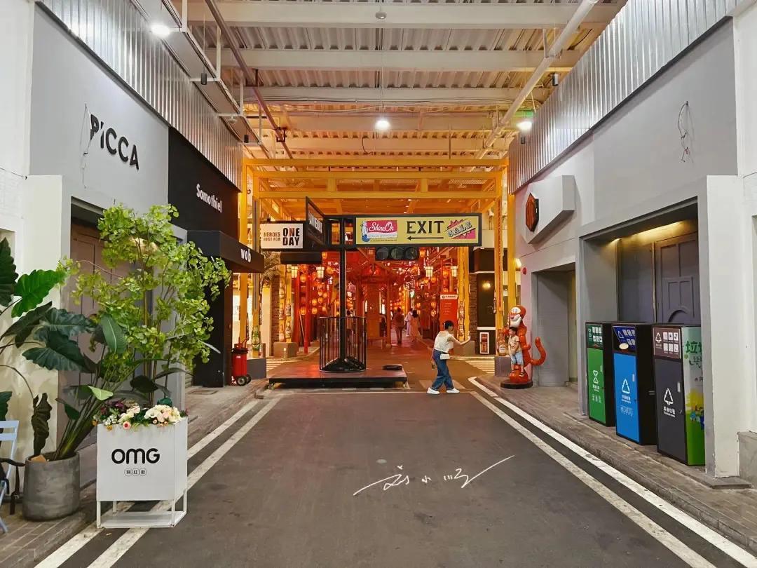 前段时间，我来到了广州市番禺区的“OMG网红街”，这条网红街就位于地铁3号线“厦