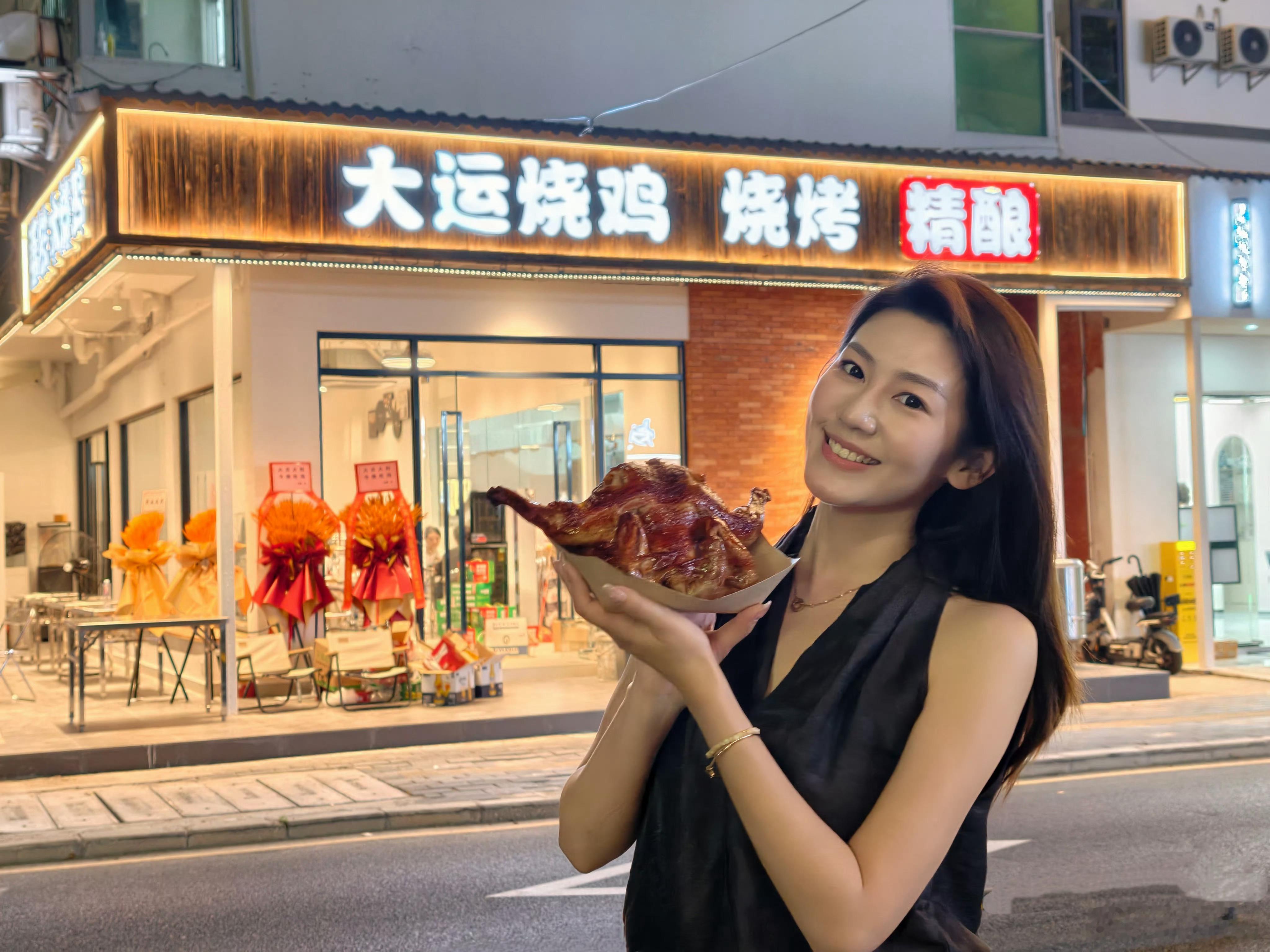 昨天天才烧鸡试营业小吕和秋晨都去了我昨天在南沙有事情没去上今天和我开业花篮已经安