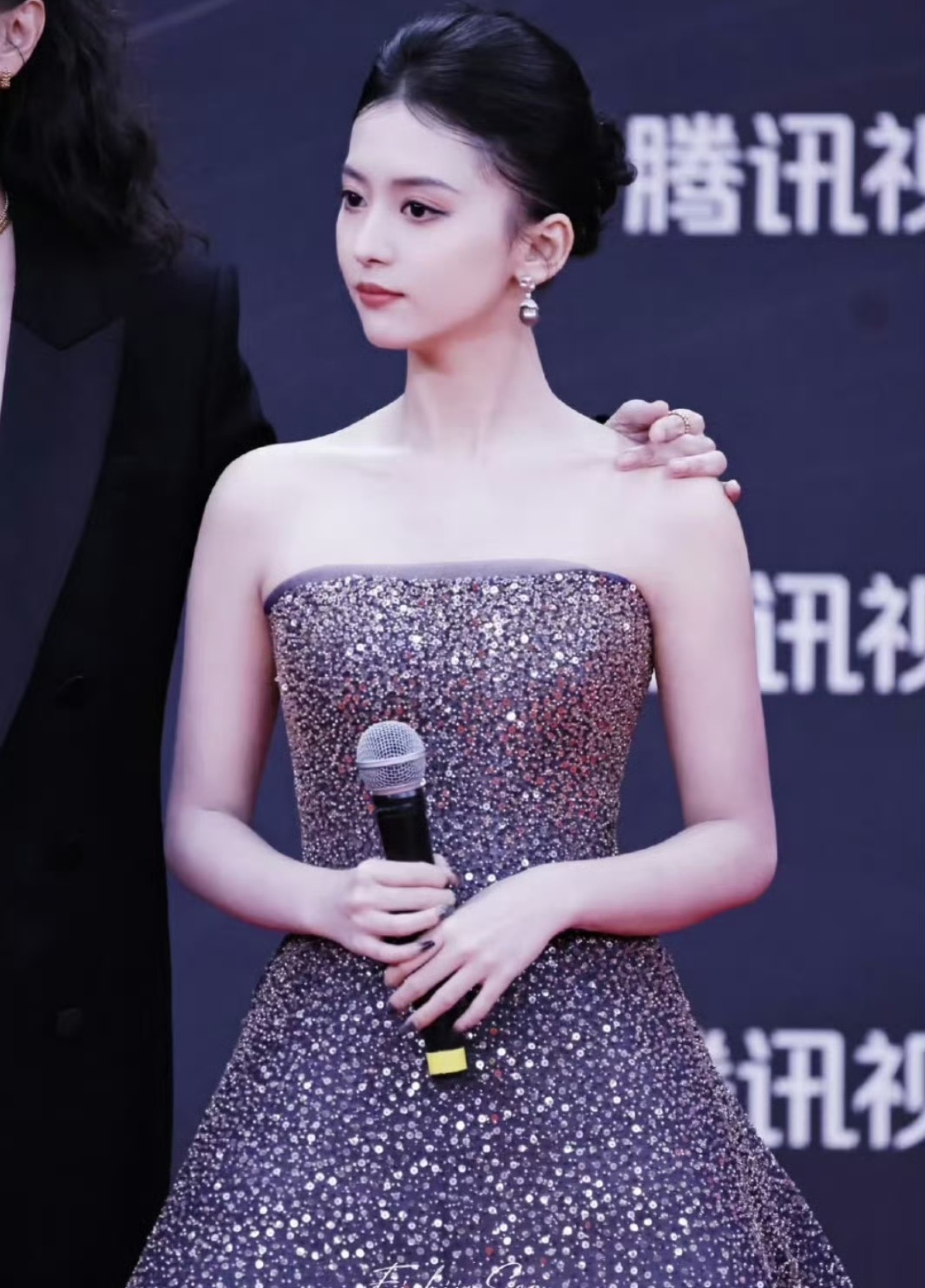 天才女友 合诗雨她是谁？有什么代表作？有什么资本背景？[费解][费解]这个天才女