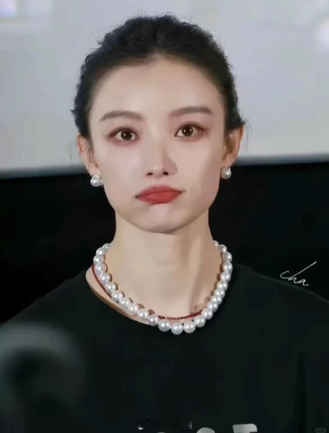 倪妮脖子上的珍珠好大颗啊 ​​​