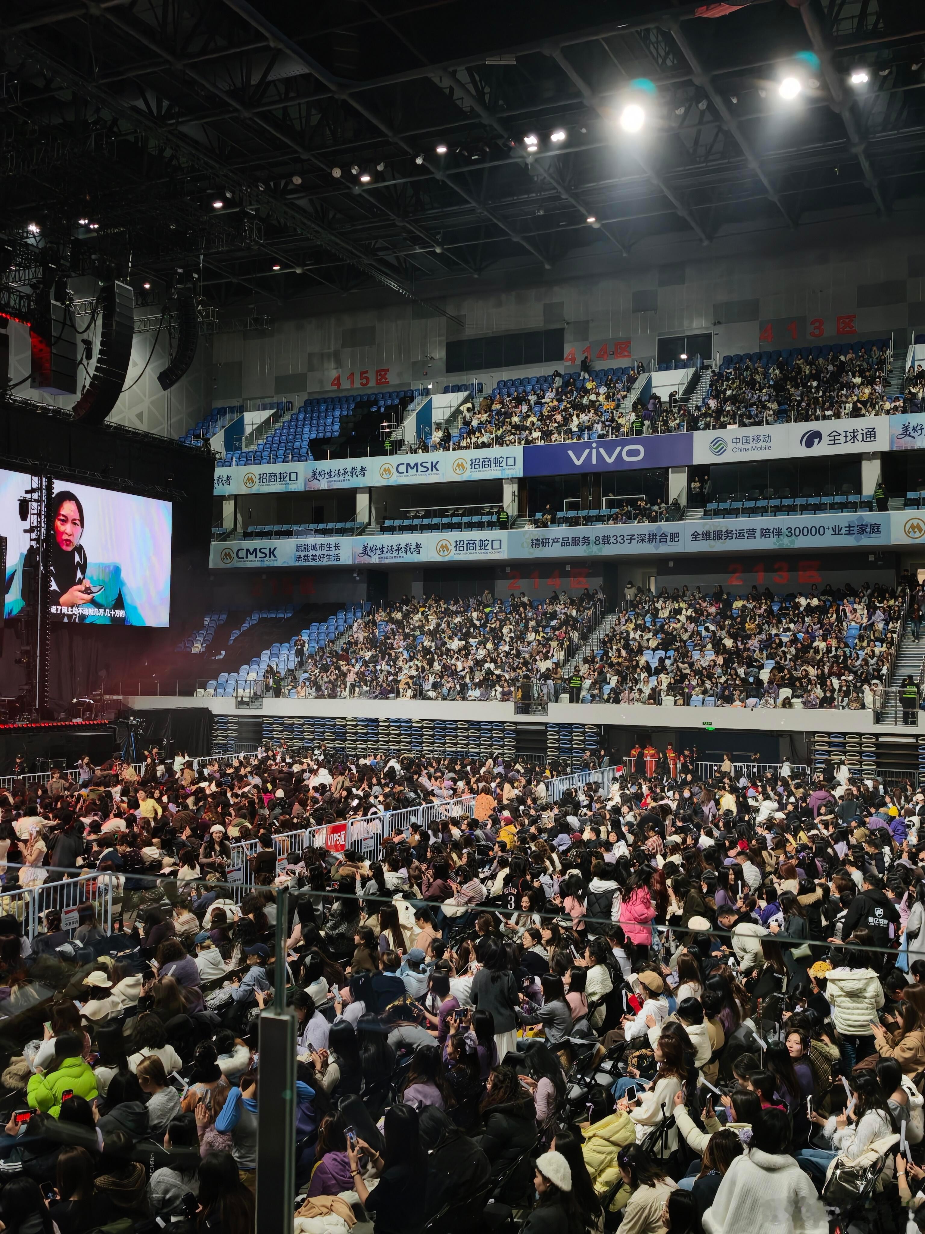 于适合肥演唱会上座率 未开场就座无虚席，5000+人的热情快要溢出场馆，搭配《礁