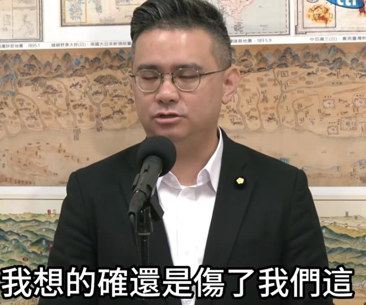 来自台中市的国民党籍“立委”黄健豪接受媒体采访，说副主席季麟连中常会发言伤害了我