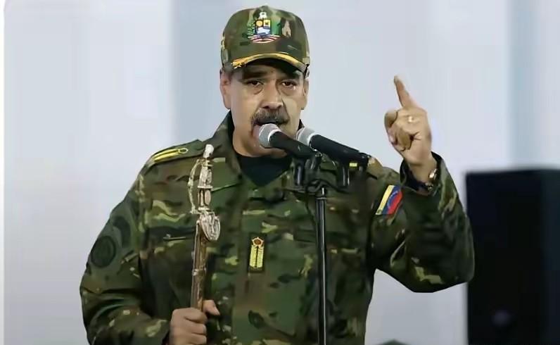 就在上个月，加州一场晚宴上，中美双方代表还在推杯换盏。
几个小时后，美方人员竟被