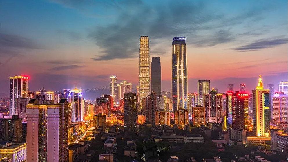 双轮驱动逐步形成！
2015年，长沙GDP增长9.9%；
2016年，长沙GDP