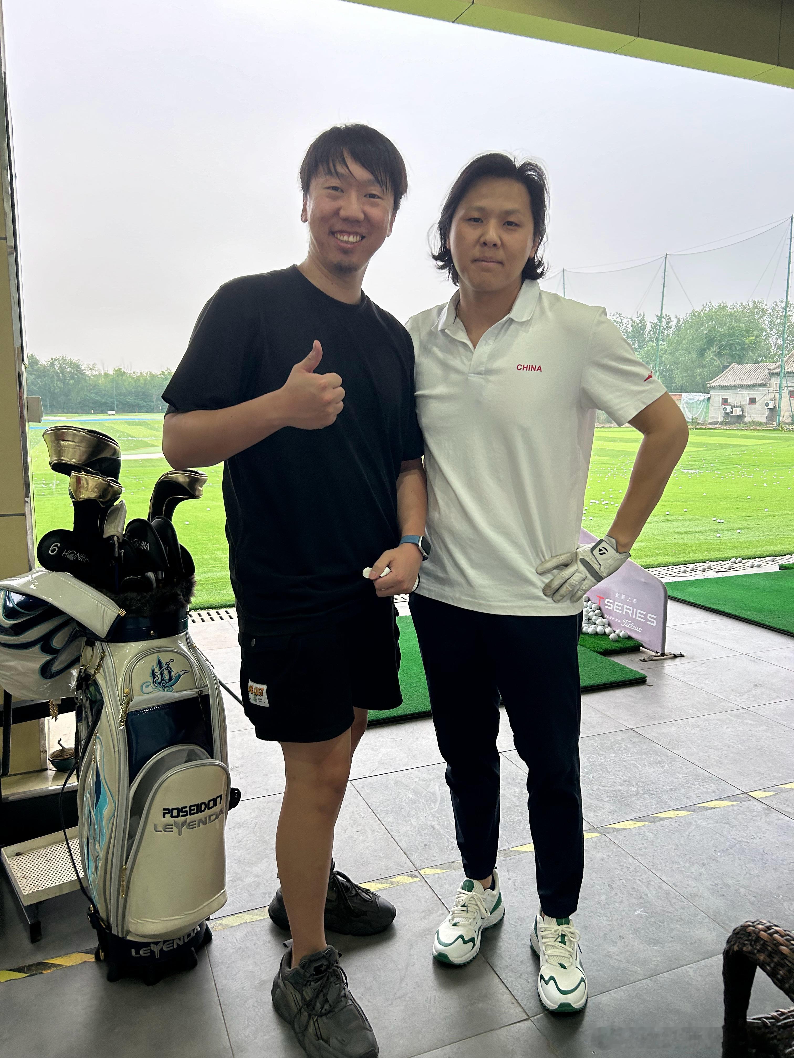 打高尔夫偶遇了大能哥这么一看我俩长得还挺像，等天气凉快点约能哥下个场呀 ​​​