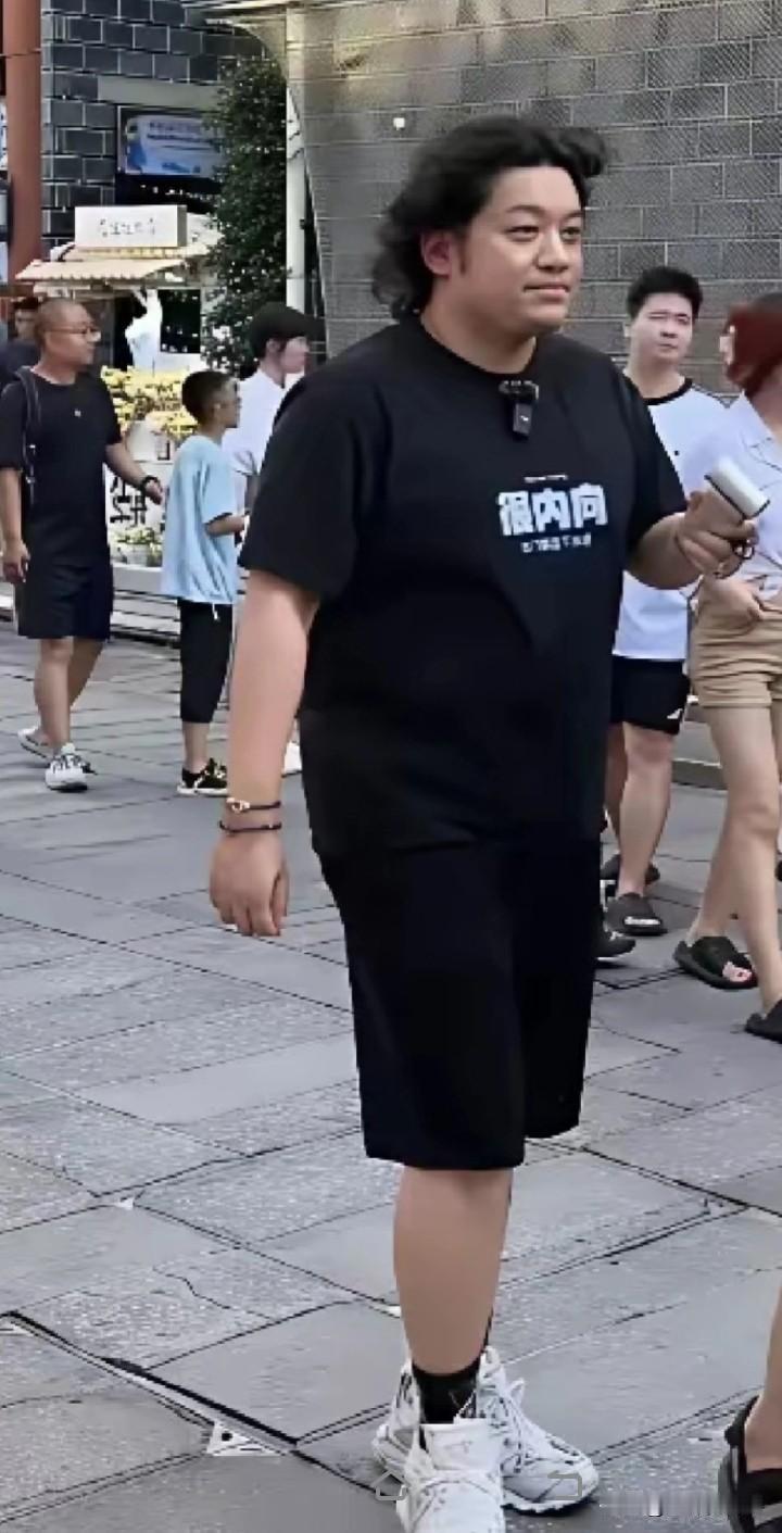 大家还能认出他是谁吗？他就是家有儿女里的那位最小的儿子！尤浩然！
明星 家有儿女