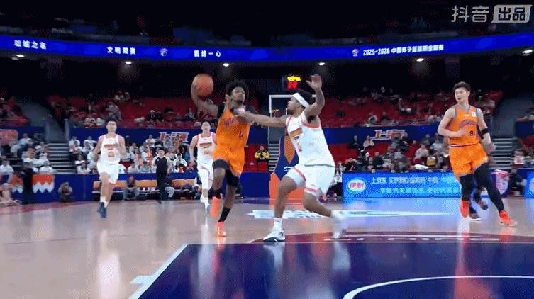 上海男篮25日晚主场84-68轻取江苏男篮的比赛，张镇麟仅出场15分钟拿下15分